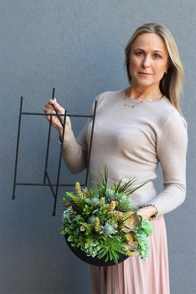 Aldara, kompozycja z sukulentami w donicy na stojaku