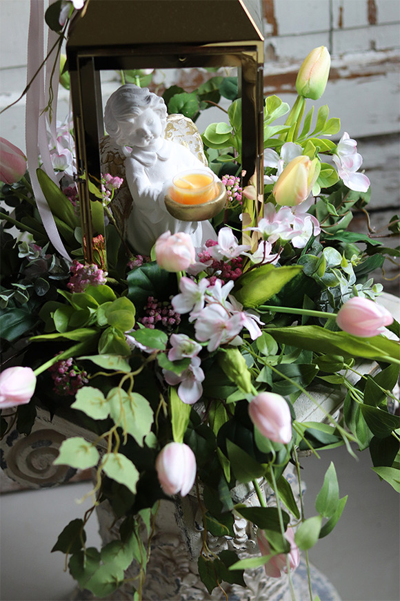 Angelo Pink Garden, kompozycja nagrobna ze złotym lampionem, wys.65cm 