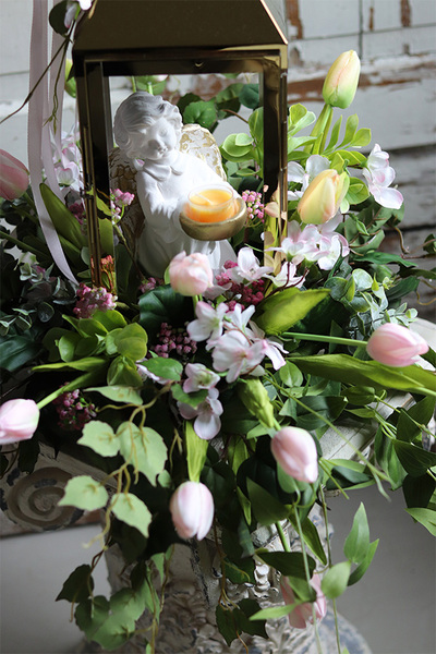 Angelo Pink Garden, kompozycja nagrobna ze złotym lampionem, wys.65cm 