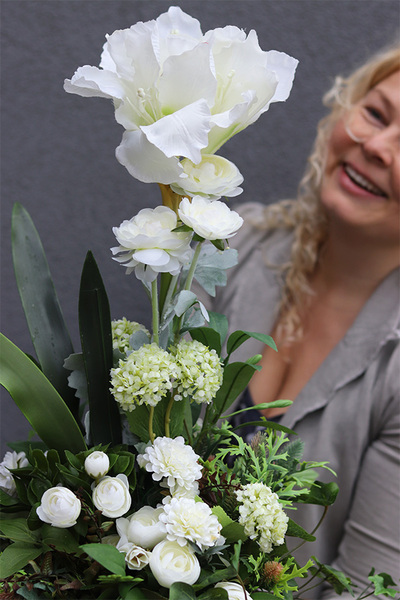 Amarylis Goldia, kompozycja kwiatowa w białej donicy, wys.65cm 