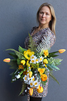 Spring Moment, bukiet nagrobny z wiosennymi kwiatami