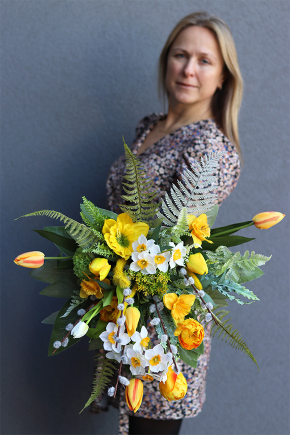 Spring Moment, bukiet nagrobny z wiosennymi kwiatami