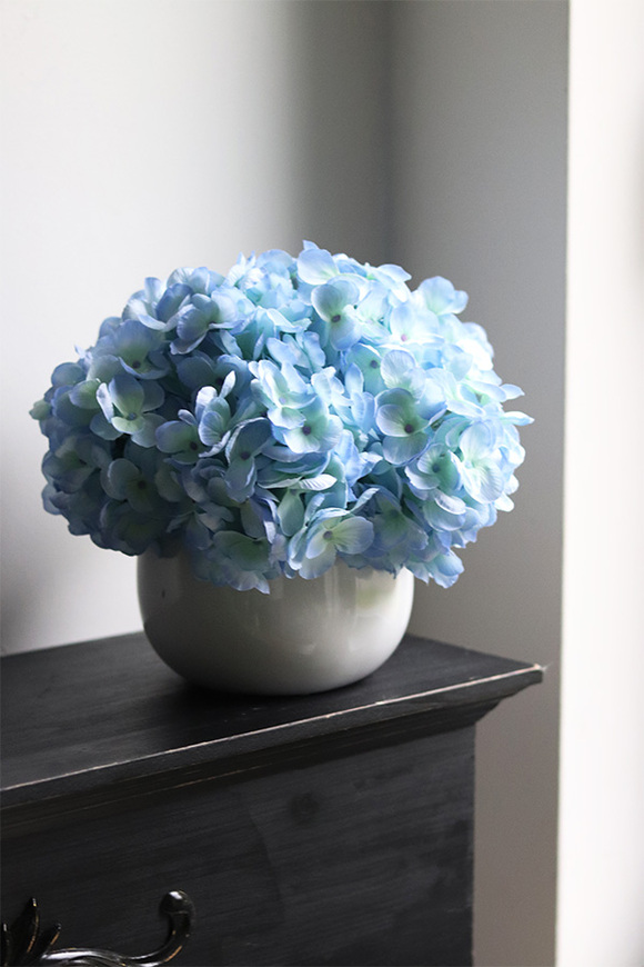 Błękit, kompozycja kwiatowa z niebieskich hortensji