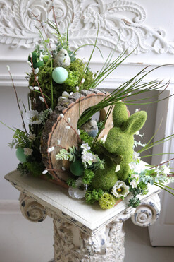 Leśny Zając Wiosną, wielkanocny stroik z zajączkiem, wym.30x60cm