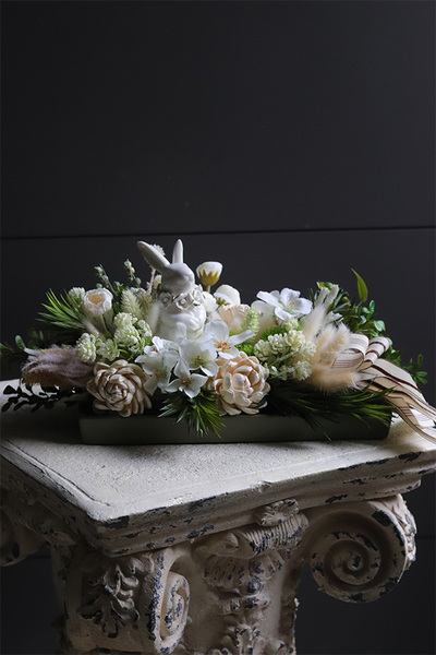 Biały Królik Resta, stroik wielkanocny na ceramicznej tacce