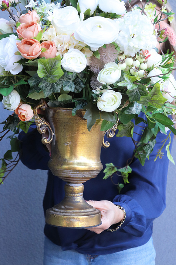 Baronessa Pałacowa, bogata kompozycja kwiatowa w złotym, patynowanym pucharze