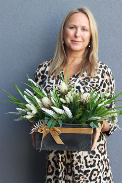 Wrzosowisko White Love, kompozycja kwiatowa w donicy, wym.41x65x32cm