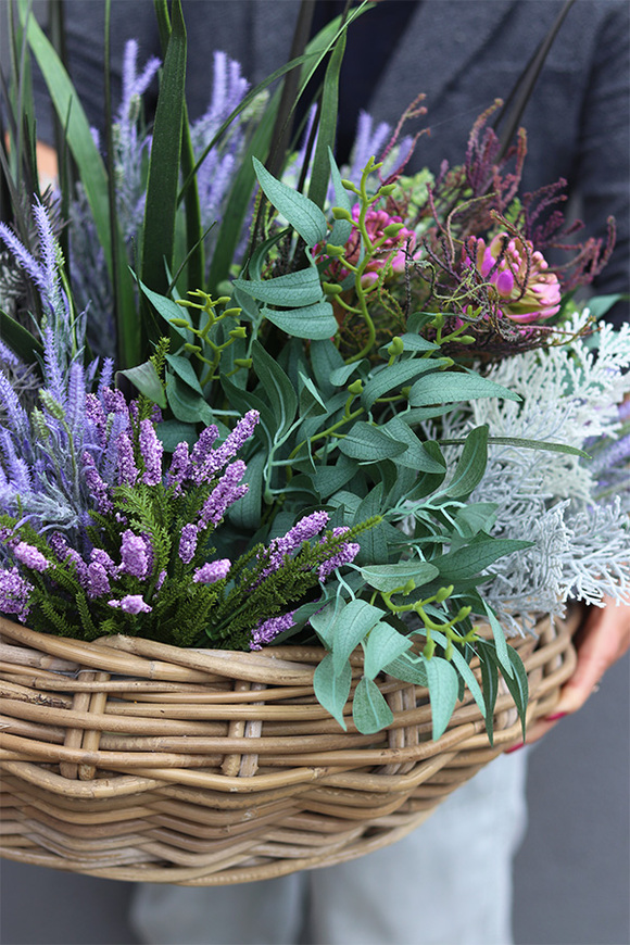 Fregata Rattania, kompozycja w koszu z wrzosami