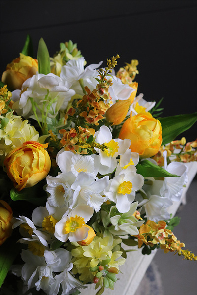 Amira White, dekoracja kwiatowa na stół Wielkanocny