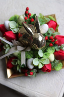 stroik wielkanocny, Zajączek w Tulipanach, wym.19x21x22cm 