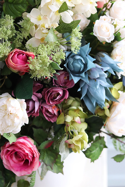 Bellatio, kompozycja kwiatowa w białym wazonie, wym.80x80cm