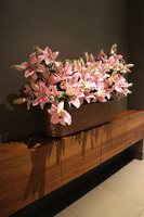 Liliowe Hilton Mozaiq, kompozycja kwiatowa w naczyniu