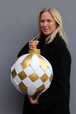 OD RĘKI Winter Ball, figurka bombka ceramiczna J, wys.36cm 