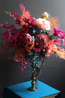 Bollywood, kompozycja kwiatowa w energetycznych kolorach, wys.70cm +wystające elem.