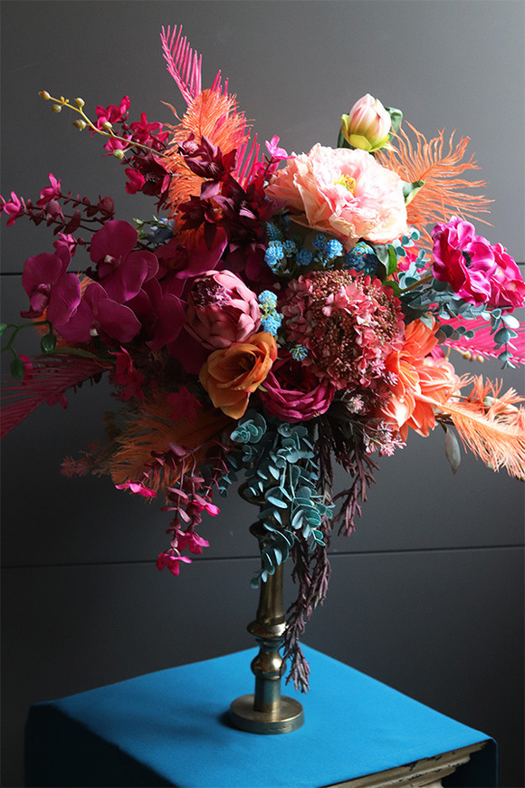 Bollywood, kompozycja kwiatowa w energetycznych kolorach, wys.70cm +wystające elem.
