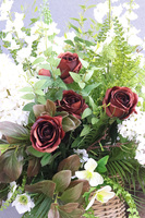 Czekoladowo Bahama, kompozycja z kwiatami w koszu,