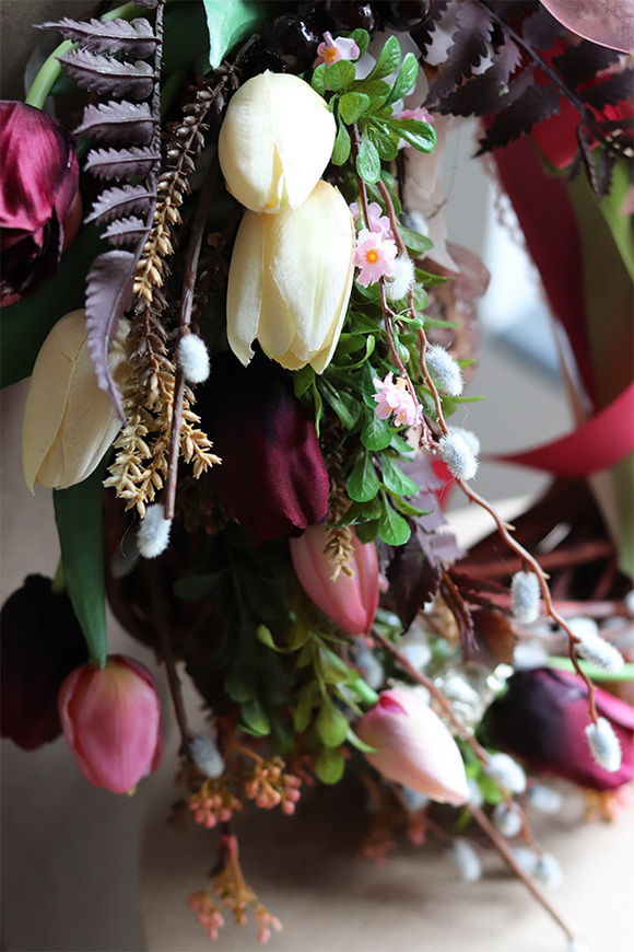 Blink Egg, wiosenny wianek z tulipanami