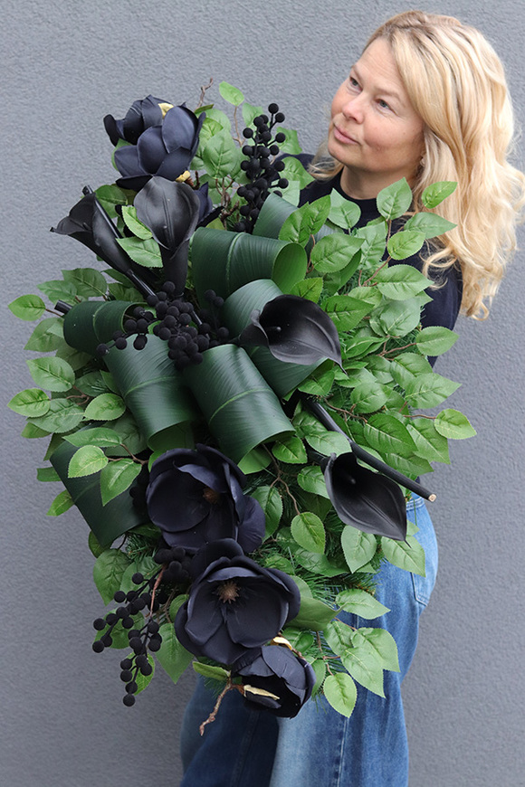Black Flowers, kompozycja nagrobna na podkładzie, wym.38x100x52cm