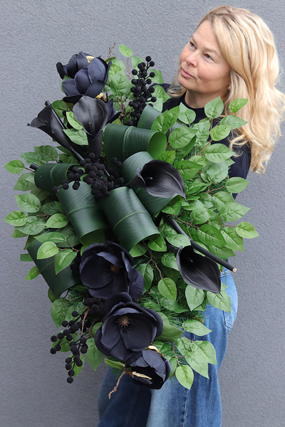 Black Flowers, kompozycja nagrobna na podkładzie, wym.38x100x52cm