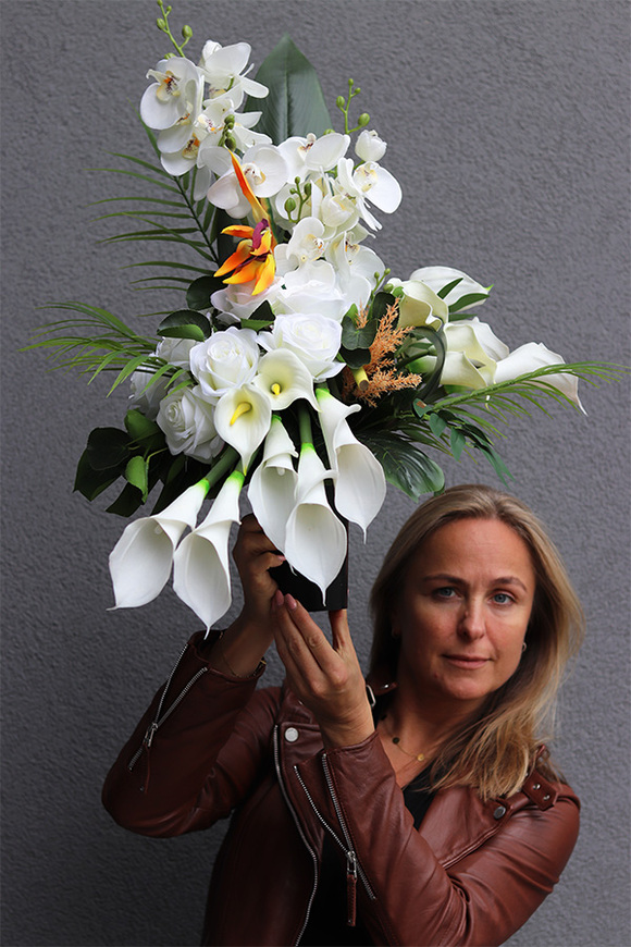 Leokadia, bukiet nagrobny we wkładzie z kalią i orchideą