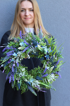 Szafirki Blue, wianek na drzwi z niebieskich kwiatów, śr.43cm