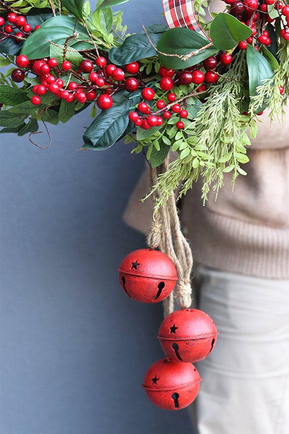 Red Xmas Bells, świąteczny wianek z dzwonkiem