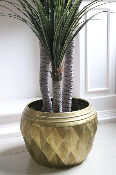 Jukka Gold, sztuczne drzewo w złotej donicy