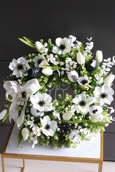 Black Easter, wielkanocny wianek z jajkami