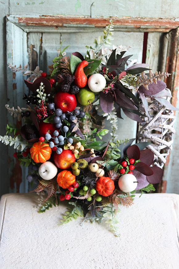 Augustino Geia, barwny jesienny wianek z owocami, śr.34cm