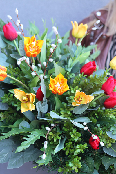 Tulippe, wiosenna wiązanka nagrobna z tulipanami