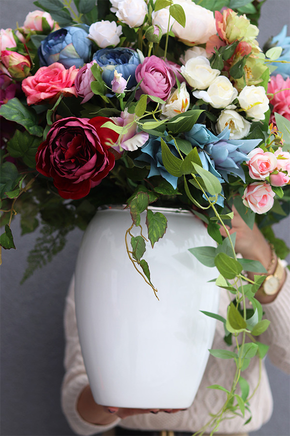 Bellatio, kompozycja kwiatowa w białym wazonie, wym.80x80cm