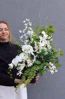 Orchid Monarch, nowoczesny bukiet nagrobny we wkładzie