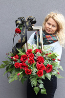 Red Angelo Garden, kompozycja nagrobna w złotym lampionie