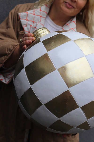 Winter Ball, figurka bombka ceramiczna	