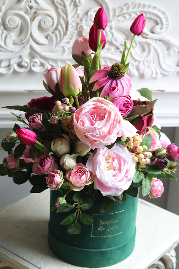 Cedila Green Velvet, wiosenny flowerbox z tulipanami