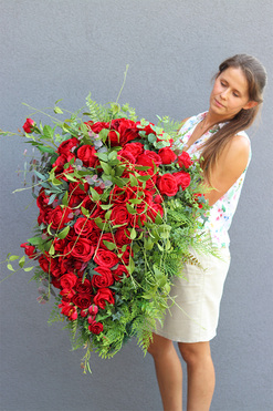 Luiza Aggio Red, wiązanka nagrobna z różami, dł.80cm 