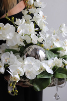 Dekoria Crystal 2, kompozycja kwiatowa w srebrnym naczyniu