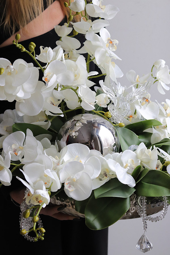 Dekoria Crystal 2, kompozycja kwiatowa w srebrnym naczyniu