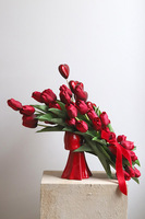 Kokarda Amore, walentynkowa kompozycja z czerwonych tulipanów