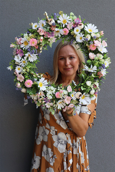 Majowa Ulesina, wianek kwiatowy ze stokrotkami