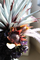 Mortario Violet Vinn, nowoczesny bukiet nagrobny w wazonie