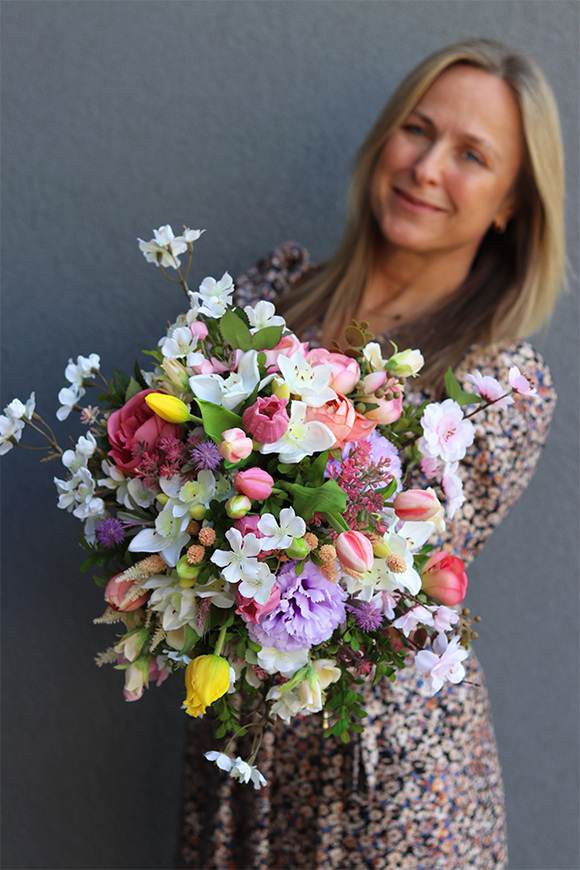 Hefre Pompadour, kompozycja wiosenna z gumowymi tulipanami