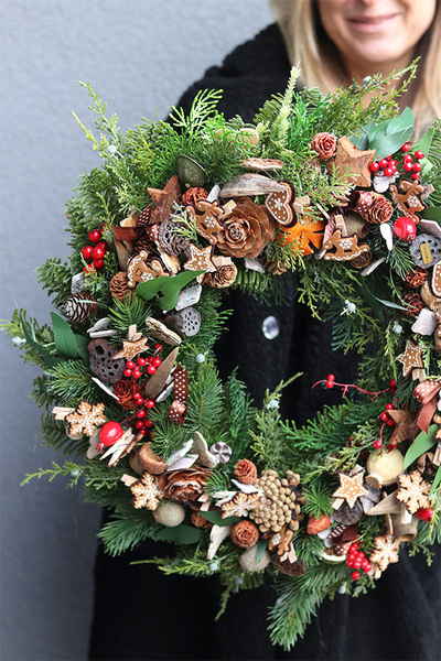 Green World, świąteczny wianek na drzwi z piernikami