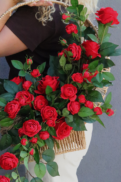 Aurelia Red Rose, nagrobna dekoracja kwiatowa w skrzynce