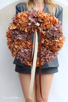 Fall Hydrangeas 3, wianek na drzwi z pomarańczowych hortensji