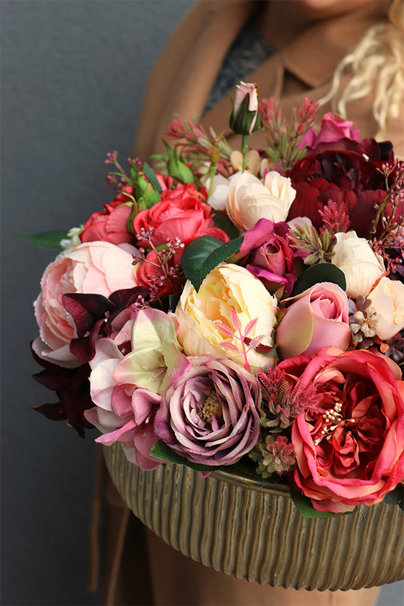 Bellissa, kompozycja kwiatowa w złotej misie