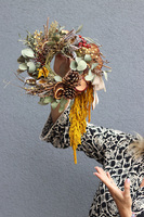 Pod Brzozą, dekoracyjny wianek z suszem