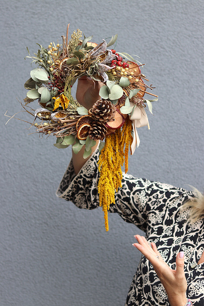 Pod Brzozą, dekoracyjny wianek z suszem