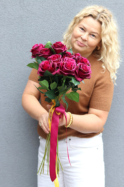 OD RĘKI Róże Magentia, bukiet nagrobny, 12 sztuk, dł.65cm