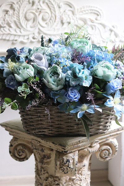 Blue Flowers, kompozycja kwiatowa w koszu